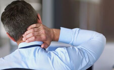 Cabhróidh massage le teannas agus pian a mhaolú sa limistéar muineál
